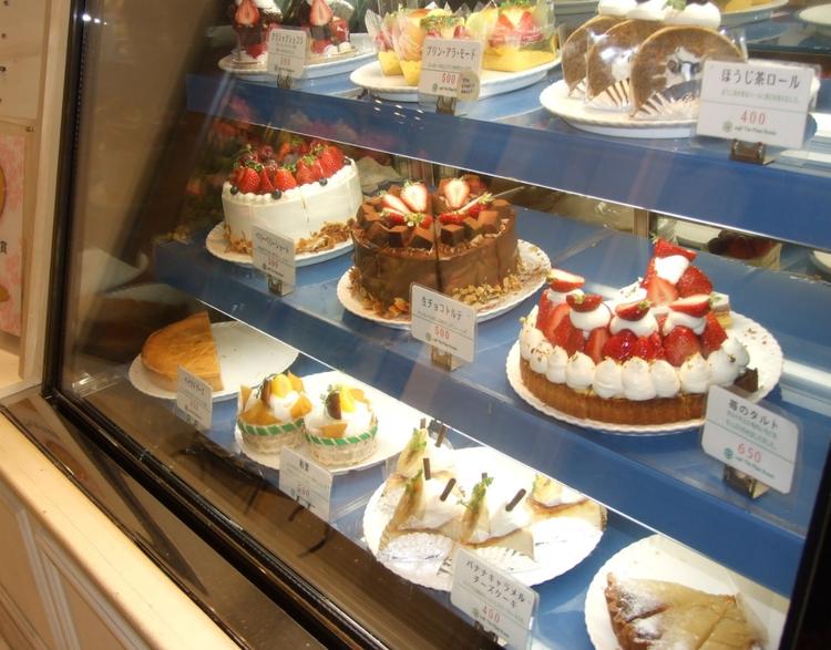 入り口のケーキショーケース