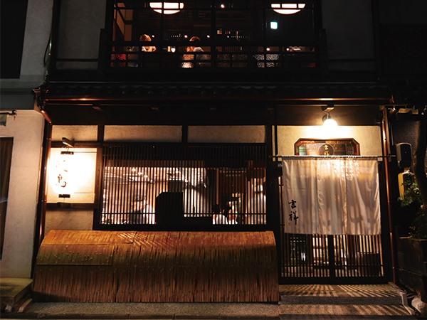 カウンター10席・個室1部屋のみの新店舗