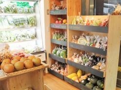 店舗内での野菜の販売の様子です