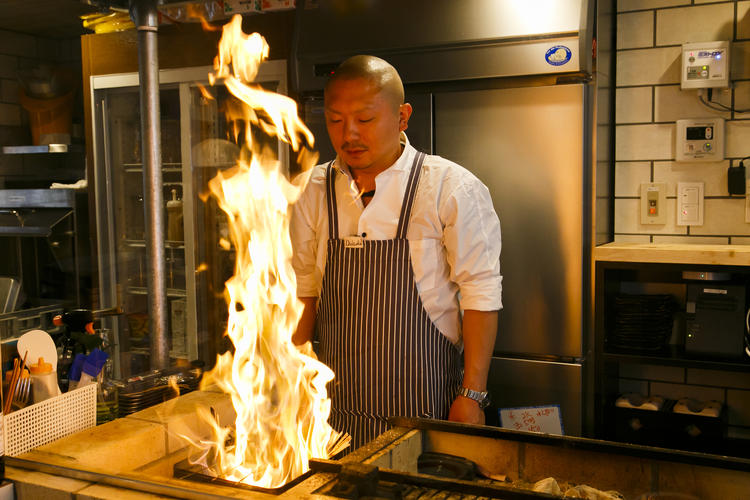 豪快に炙る藁焼き!