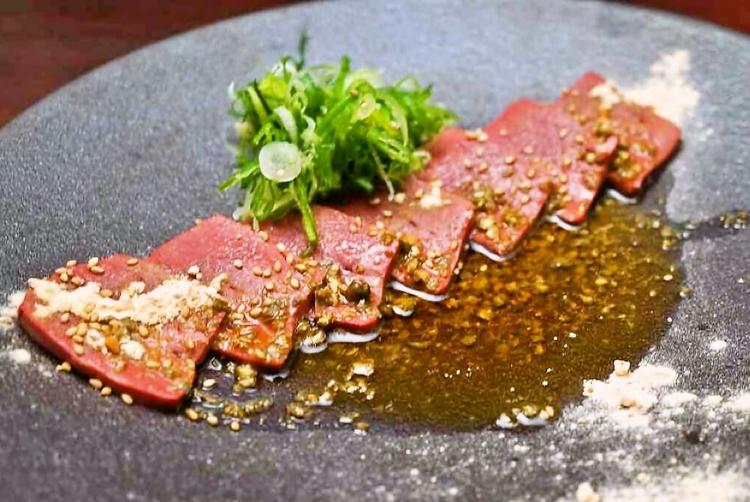 名物は、話題の低温調理肉刺し♪