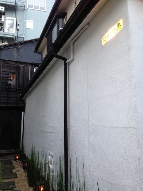 この路地の奥にお店があります!