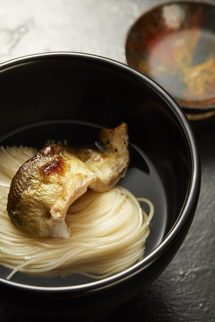 コース料理のひと品(焼き鮎のにゅうめん)
