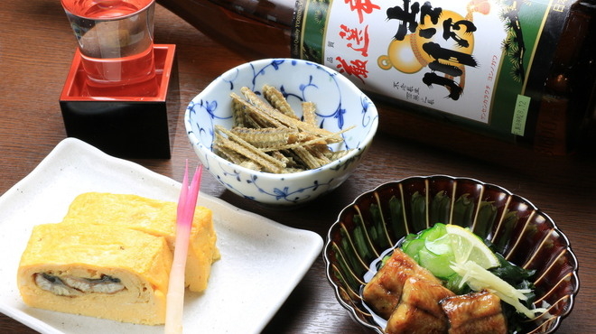 充実のうなぎ一品料理。焼き鳥なども提供