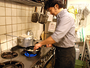 接客も調理も行ないます