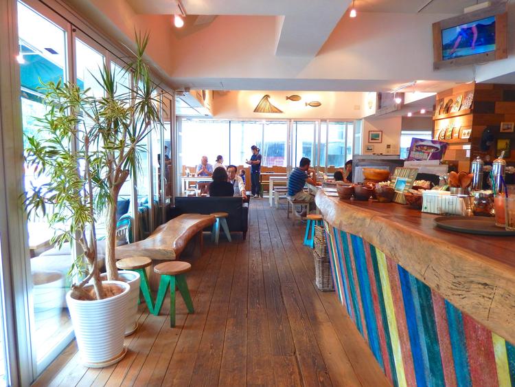 ビーチ沿いのような開放的な店内♪