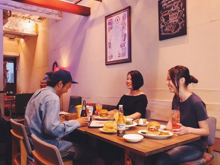 カジュアルな店内は笑顔がいっぱい♪