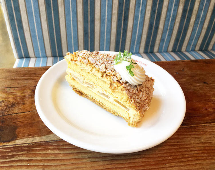 ケーキは店内で毎日作り上げていきます!