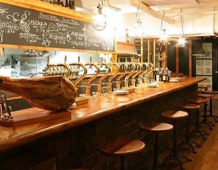 スタイリッシュであたたかみのある店内