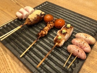 1本1本丁寧に串打ちされた焼き鳥
