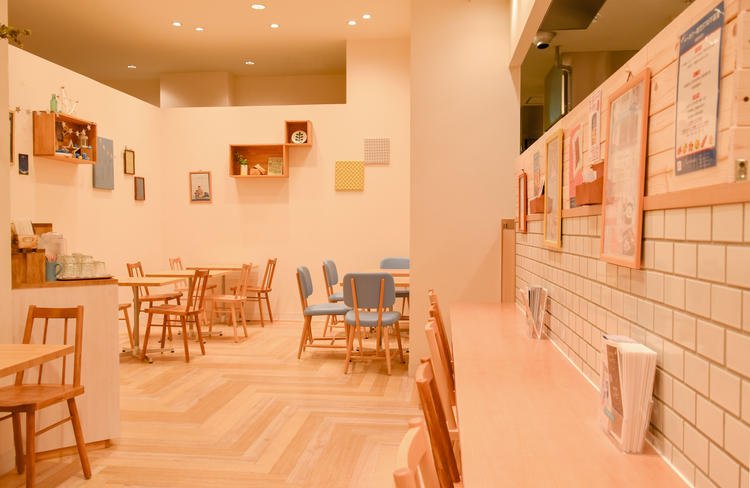 店内にはカフェが併設されています*