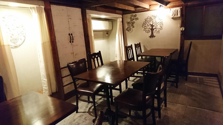 店舗奥にはまさに隠れ家といった個室