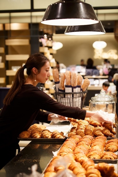 新宿店はスタッフがパンを取ります♪