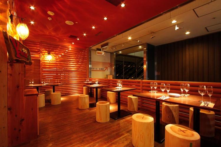 ロッジ風の明るい店内
