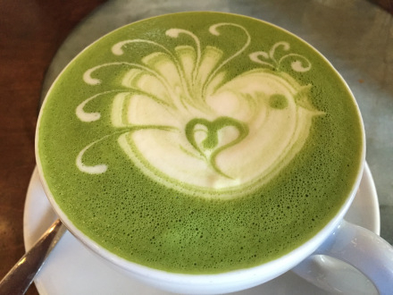 可愛いアートの抹茶ラテ