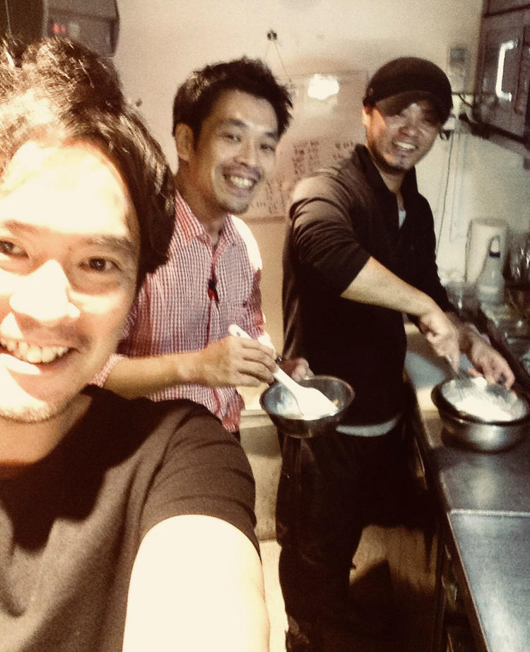 仕込み中は笑顔で楽しく