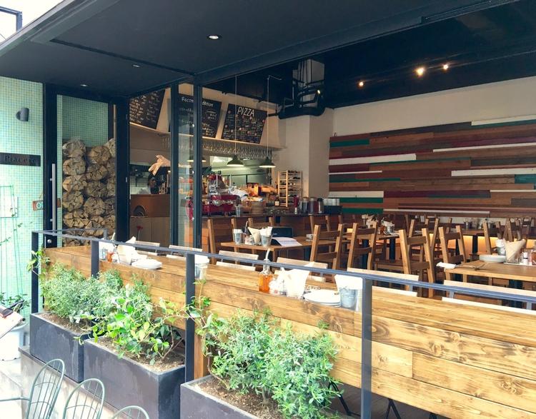 路地裏の人気店『Piacere』
