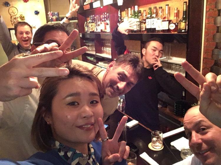 2階のバーで外国からのお客様と飲み明かし