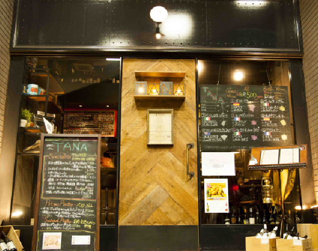駅の階段を下りたら、すぐお店!
