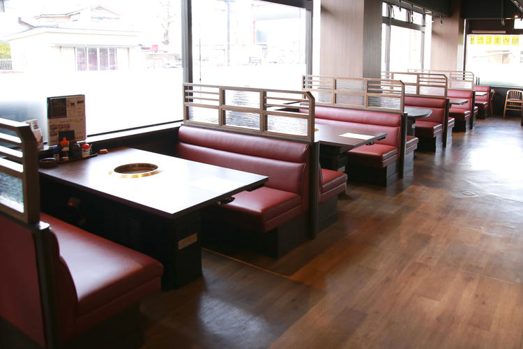 窓が大きく、明るい店内。