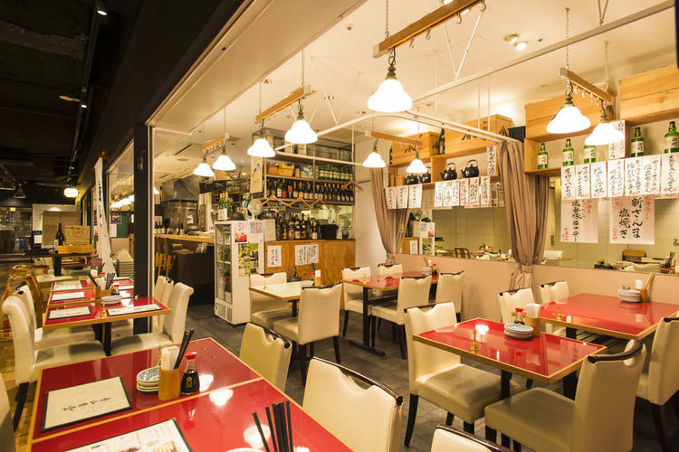 明るく開放的な店内