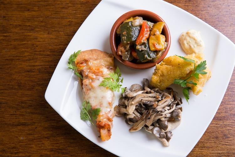 季節の野菜などを使った小皿料理が人気