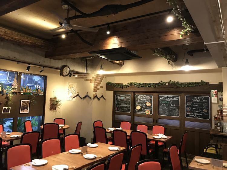 古木を使った落ち着いた店内でs。