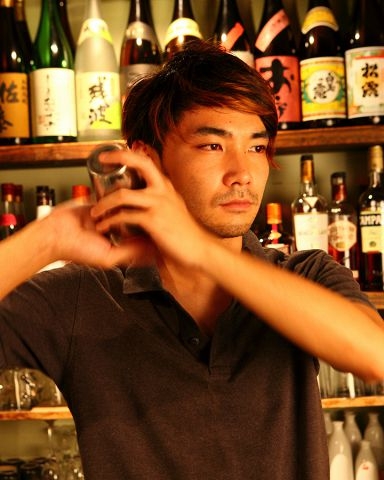 本格的なバーテンダー技術、カクテルも◎