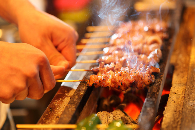 こだわりのもつ焼は備長炭で焼き上げる!