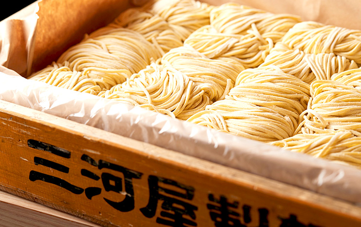 三河屋製麺の特注麺を使用