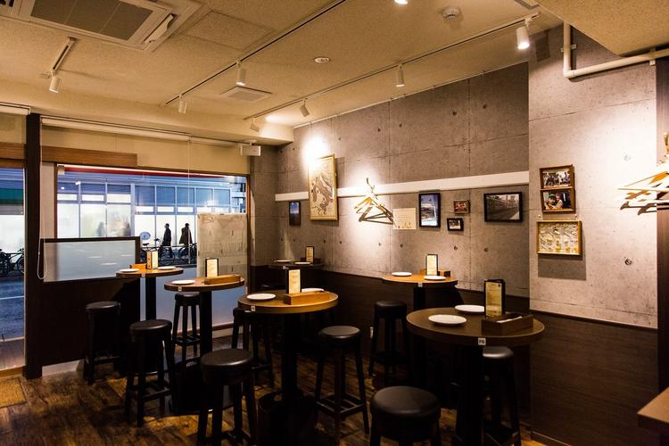 店内はカジュアルなバルスタイル!