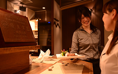雑居ビルの5Fに店舗がございます