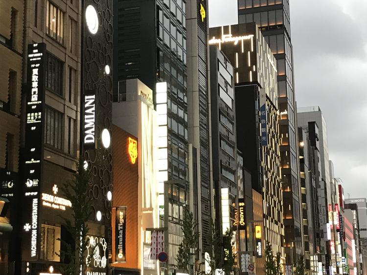 銀座中央通りのビル