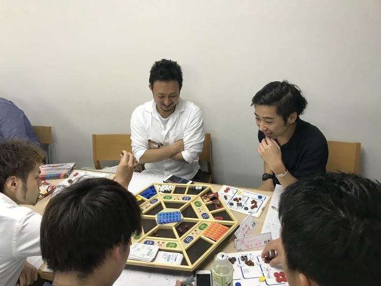 ゲームを使った研修の風景。楽しく学びます