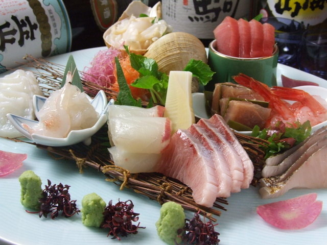 直送鮮魚を使ったお造りの盛り合わせ