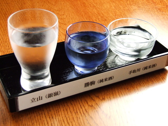 日本酒の飲み比べも人気