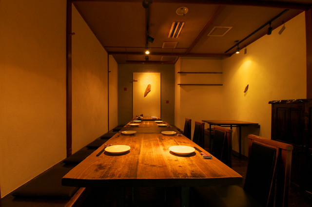 木のぬくもりが感じられる店内