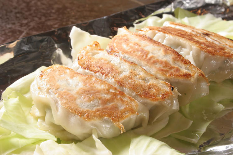 鉄板で焼く、大人気の餃子!