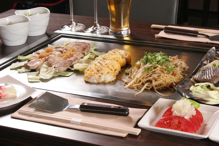 鉄板焼のジャンルにとらわれない料理も!