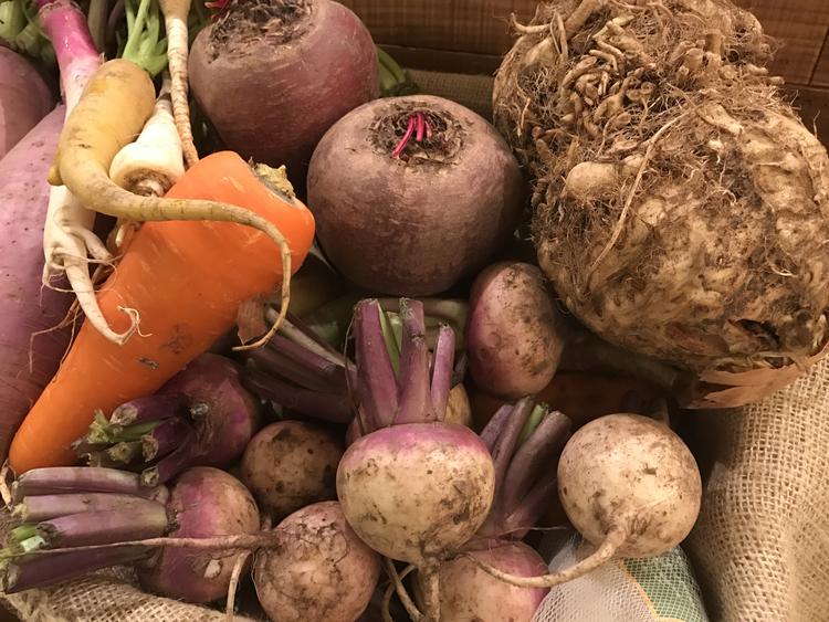 契約農家から届く泥付きの野菜