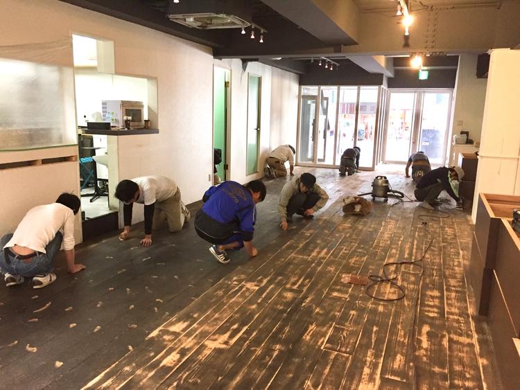 お店作りも皆で行います!