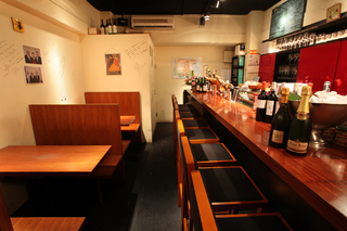 木目のカウンターにシックで落ち着いた店内