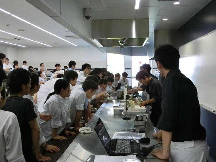 調理師学校で調理実習をしてきました