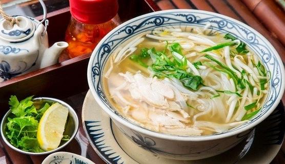 人気の鶏ガラスープの麺フォー
