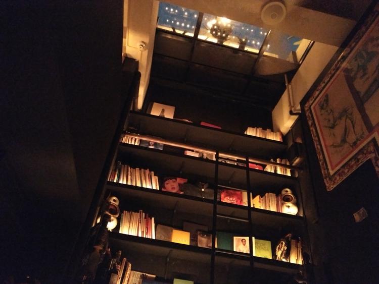 夜の図書館、天井が高く3階の炎が見えます