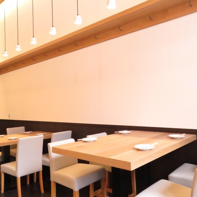 白を基調としたきれいな店内