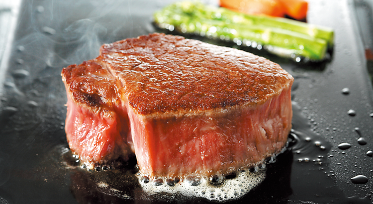 肉の旨みを閉じ込めたステーキ