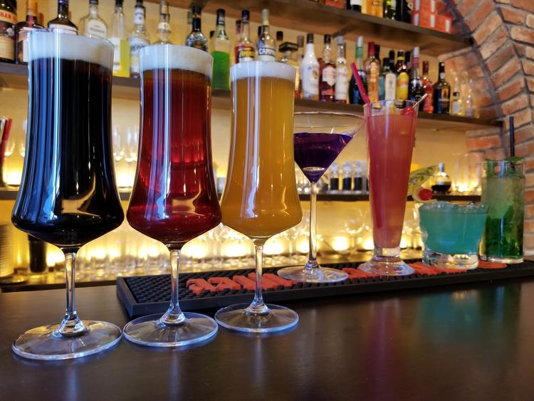 種類豊富なクラフトビールやカクテル