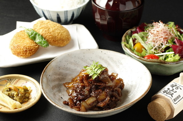 ランチは気軽に楽しめる御膳や丼を提供