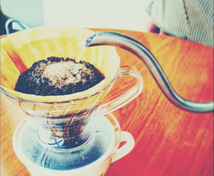 丁寧に淹れるハンドドリップコーヒーが人気